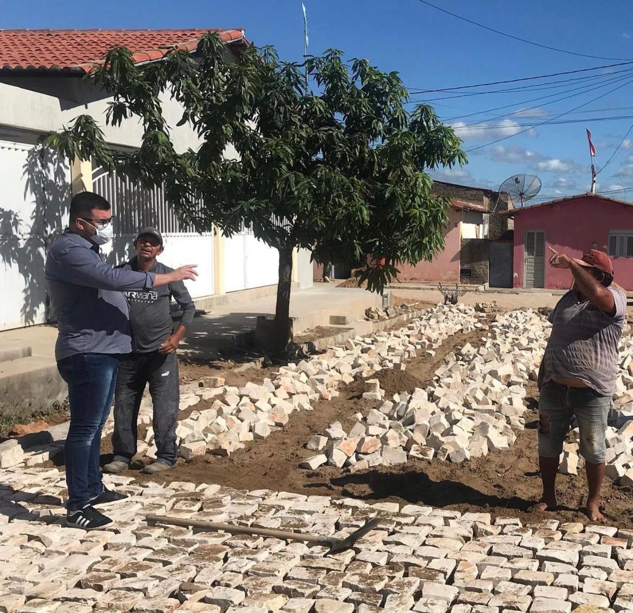 Prefeito Bruno Anastácio visita obras em execução no município