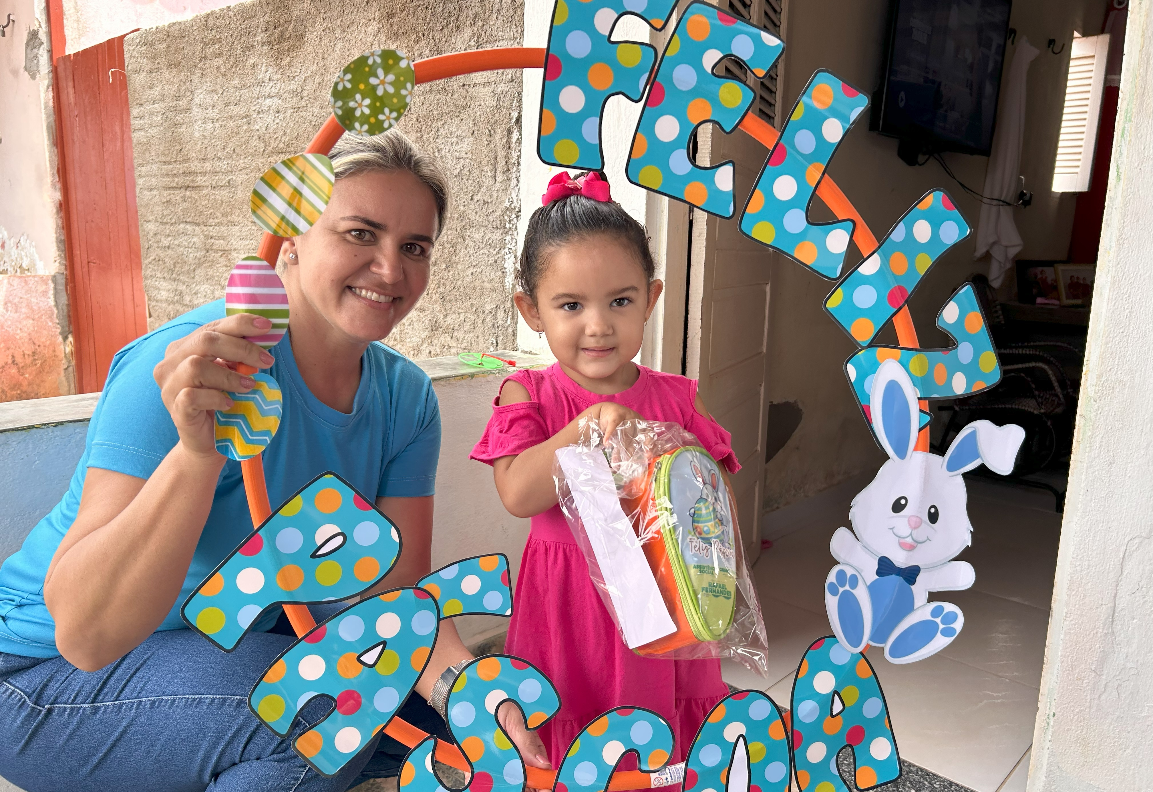 Crianças atendidas pelo Programa Criança Feliz, recebem kits com Ovos de Páscoa