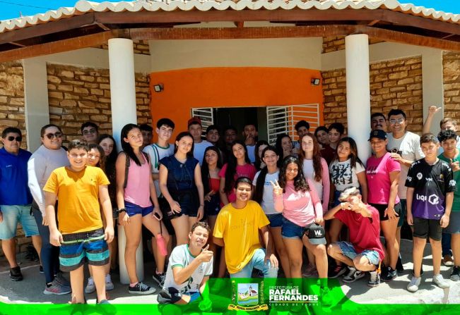 Alunos da EMACO participam de Aula de Campo no Lajedo de Soledade em Apodi/RN