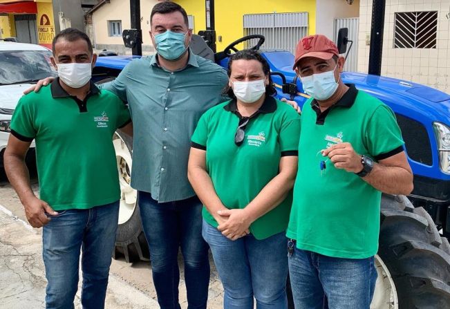 Prefeito de Rafael Fernandes, entrega três novos veículos a população