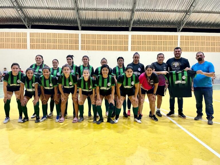 Leia mais sobre o artigo Prefeitura entrega novo uniforme para time de Futsal feminino do município