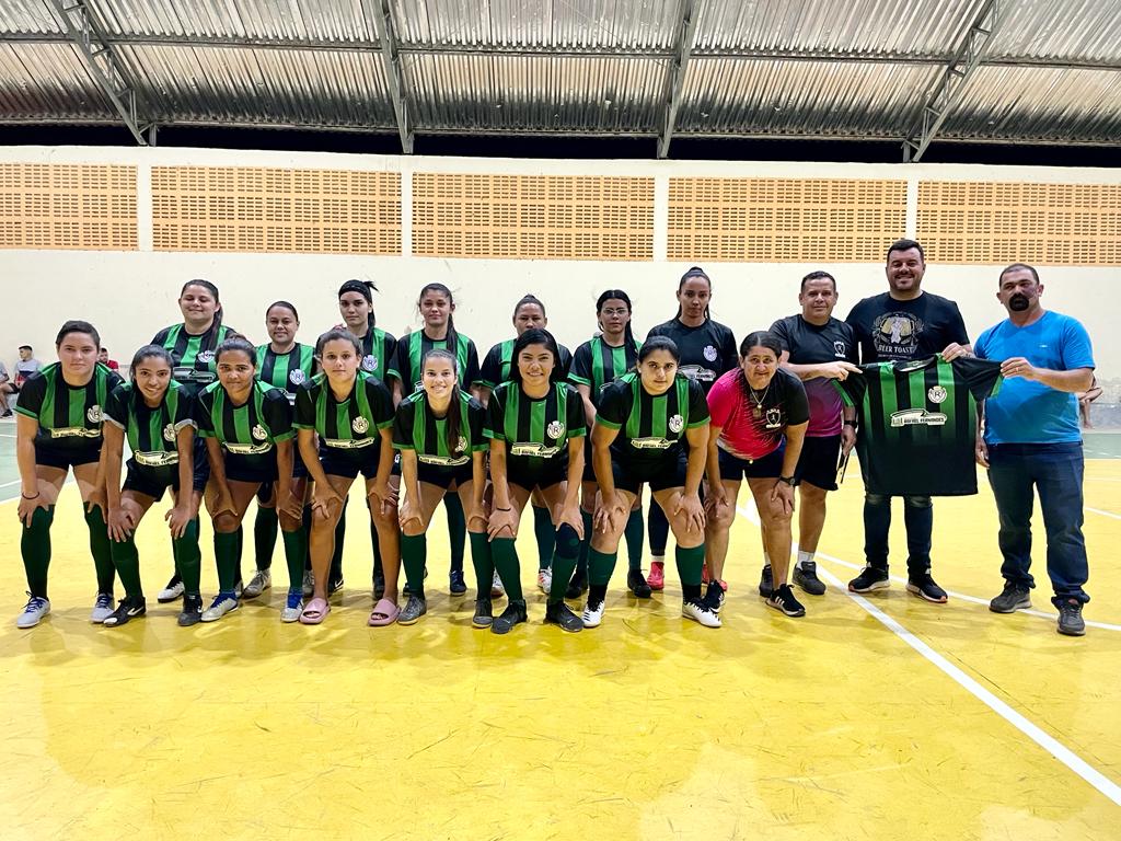 Read more about the article Prefeitura entrega novo uniforme para time de Futsal feminino do município